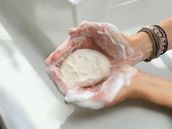Seifenwollis: Handgefertigte Bio-Seife mit Bio-Heilwolle – Luxuspflege aus Österreich