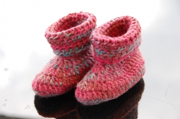 warme Ökowoll-Babyschuhe / Hausschuhe gehäkelt