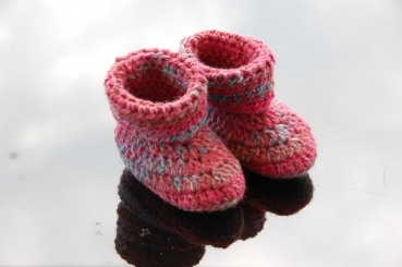 warme Ökowoll-Babyschuhe / Hausschuhe gehäkelt